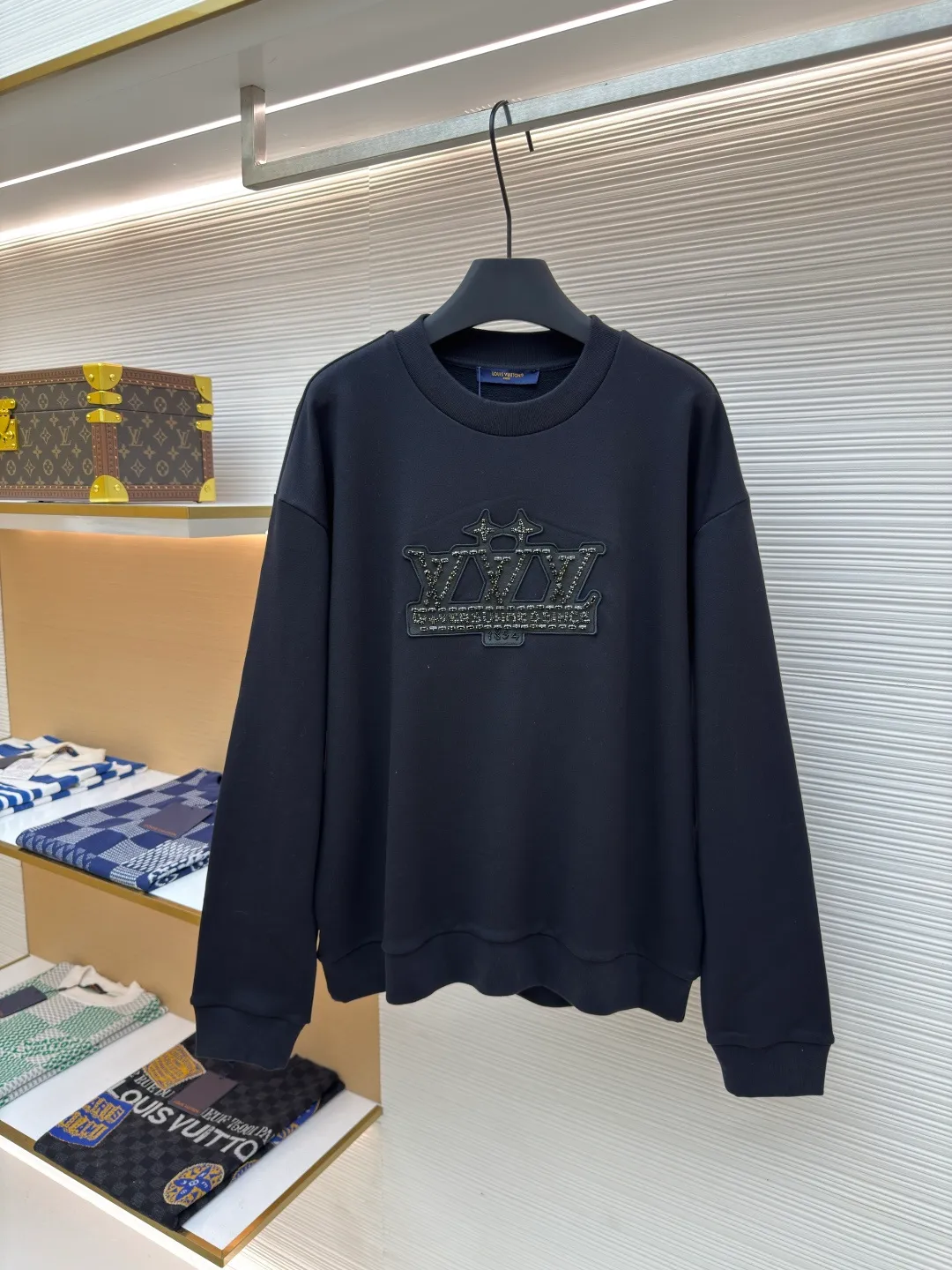 LOUIS VUITTON Obsidian claw diamond sweatshirt ●Authentic product: Purchased and developed for 16700 ●Item number: 1680292-B15 ●Fabric: Double-strand large terry bottom sweatshirt fabric ●Technology: Hand-picked stitch and embroidered chapter production ●Version: Fitted version ●Weight: about 585 grams ●Size: XS-S-M-L ●Description: The fabric is made of cotton 32s double-ply large terry bottom sweatshirt fabric, matched with 26s double yarn 1*1 horizontal machine weaving thread, the front panel is hand-picked and embroidered with an embroidered patch, the patch is made of non-woven material, laser burned to produce the embroidered patch, the outer ring is flat embroidered, and the inside is lined with bead positioning lines, customized elliptical claw drill base, two specifications of flat top drill, 3*7 There are two kinds of square diamonds, 6*6. The diamonds are all made of obsidian high-bright polishing material. The beads are manually mounted on a wooden frame. The beading time for a single piece of chapter reaches 3.5 hours. The overall wiring is straight and delicate, the fabric is comfortable and soft, and the color is consistent without color difference. It can be matched with the same style to create a fashionable look and control various occasions. Customized accessories, complete with three standards, same style for men and women!